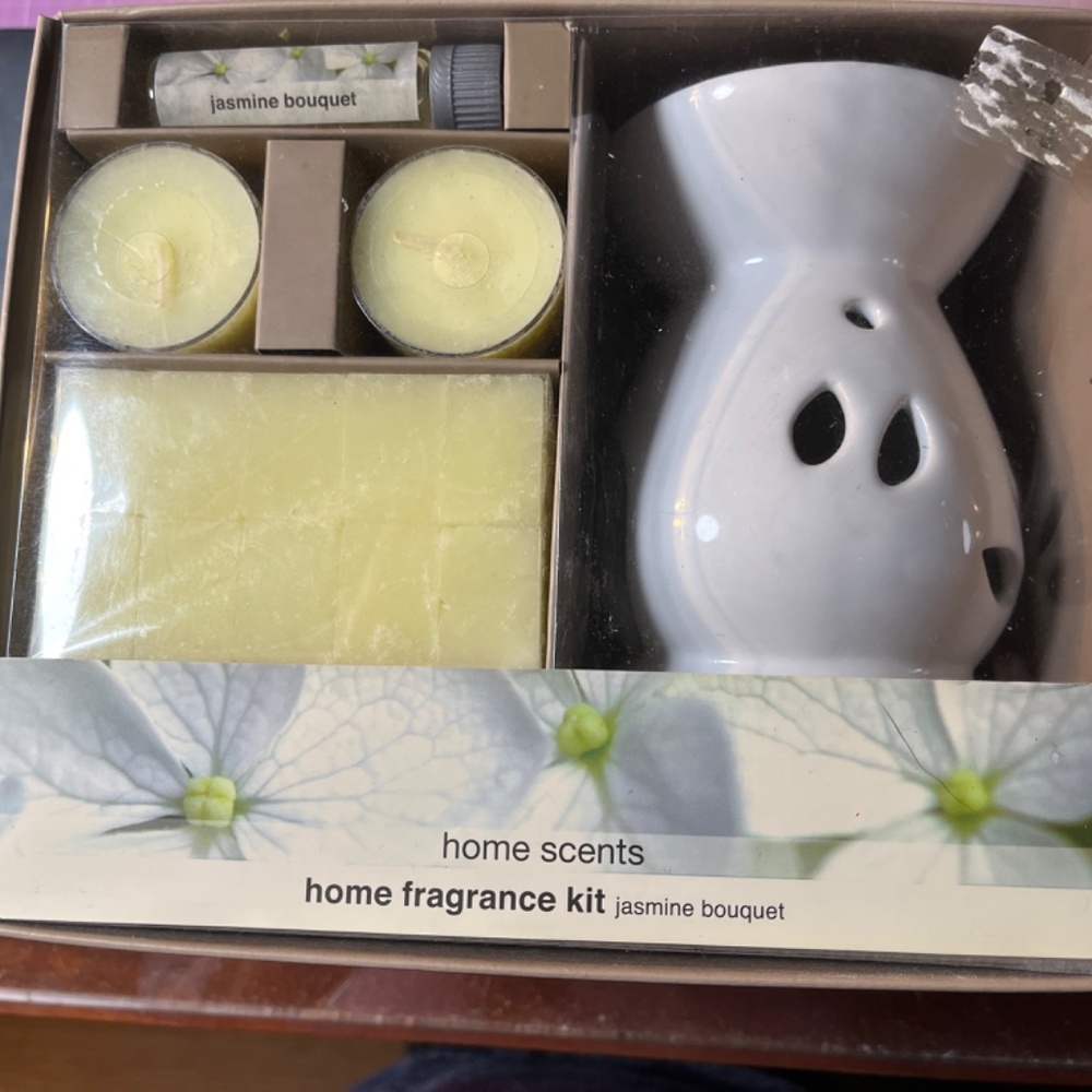 NWOT Home Scents (Jasmine Bouquet) fragrance kit